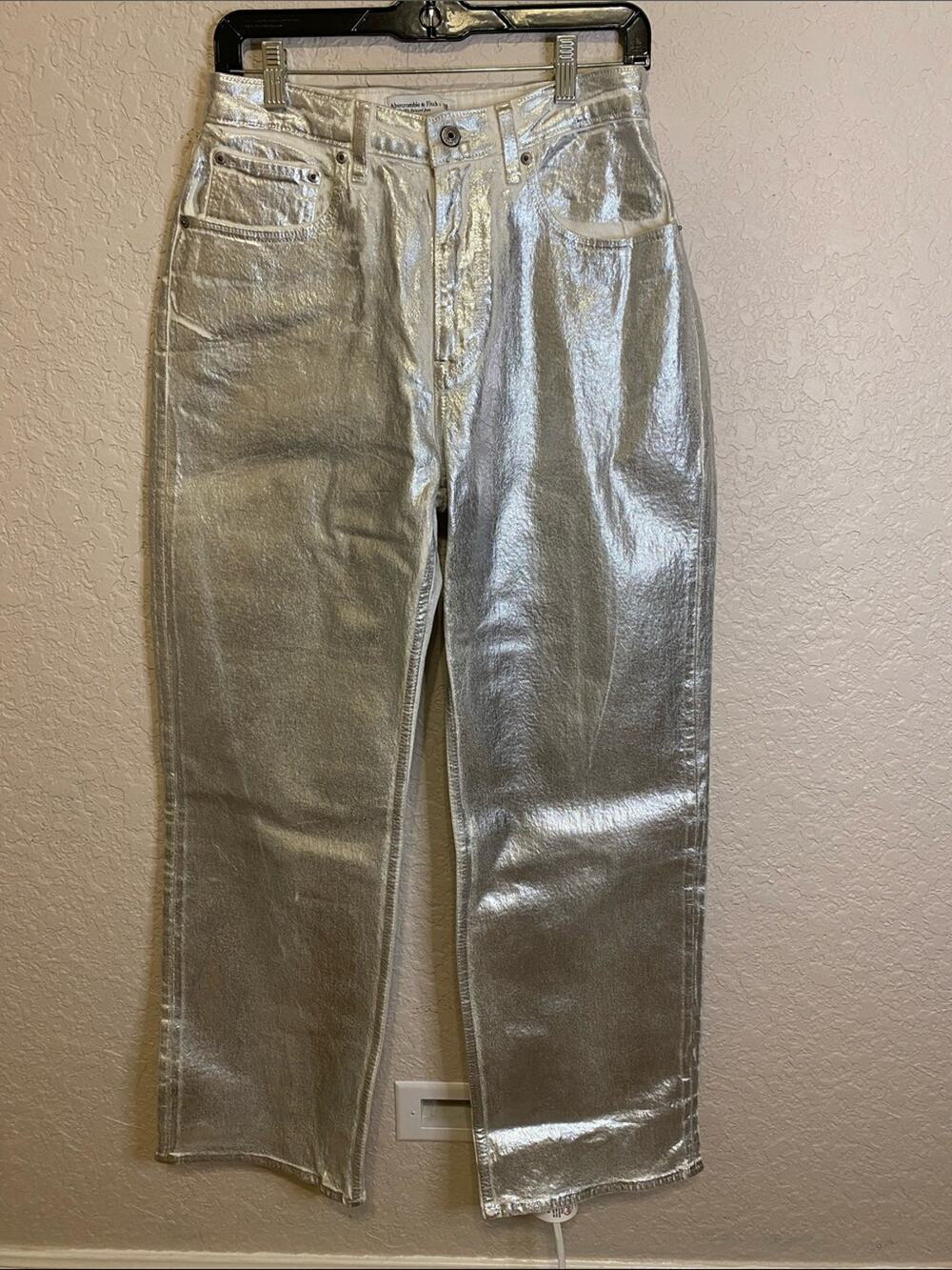 NWOT Abercrombie & Fitch Curve Love Silver Straight-Leg Jeans Size 28/6R